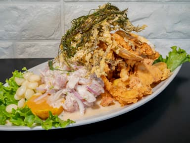 Ceviche de pescado + chicharron mixto
