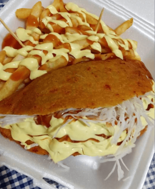 Empanada de Chicharrón con Papas