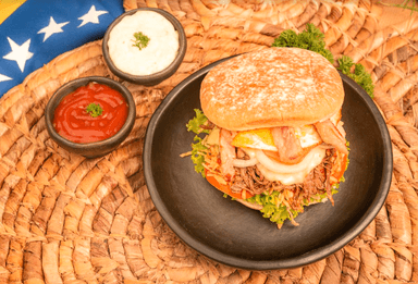 Hamburguesa de Carne Mechada  "Pelua"