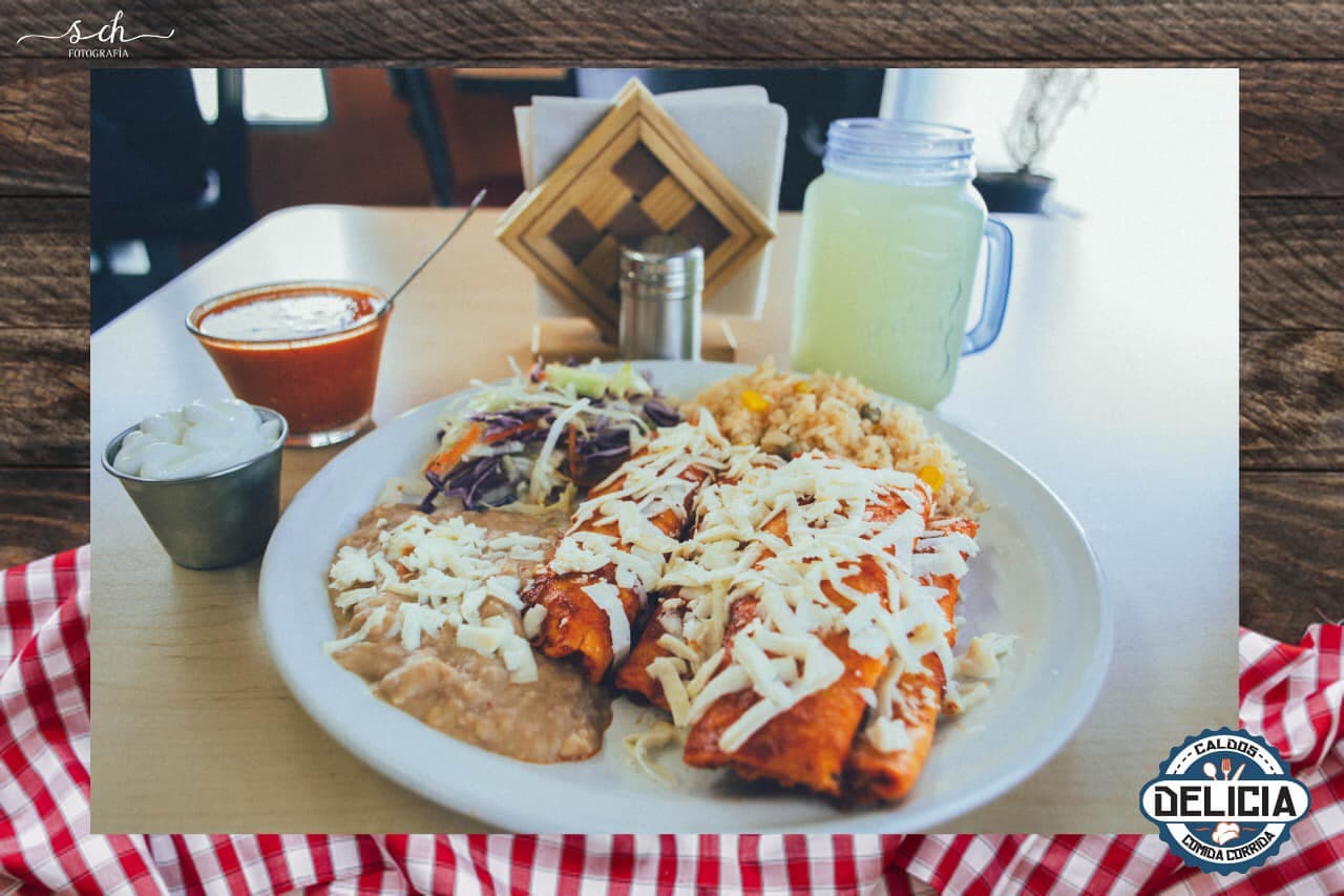 Combo Enchiladas Rojas + Agua del día