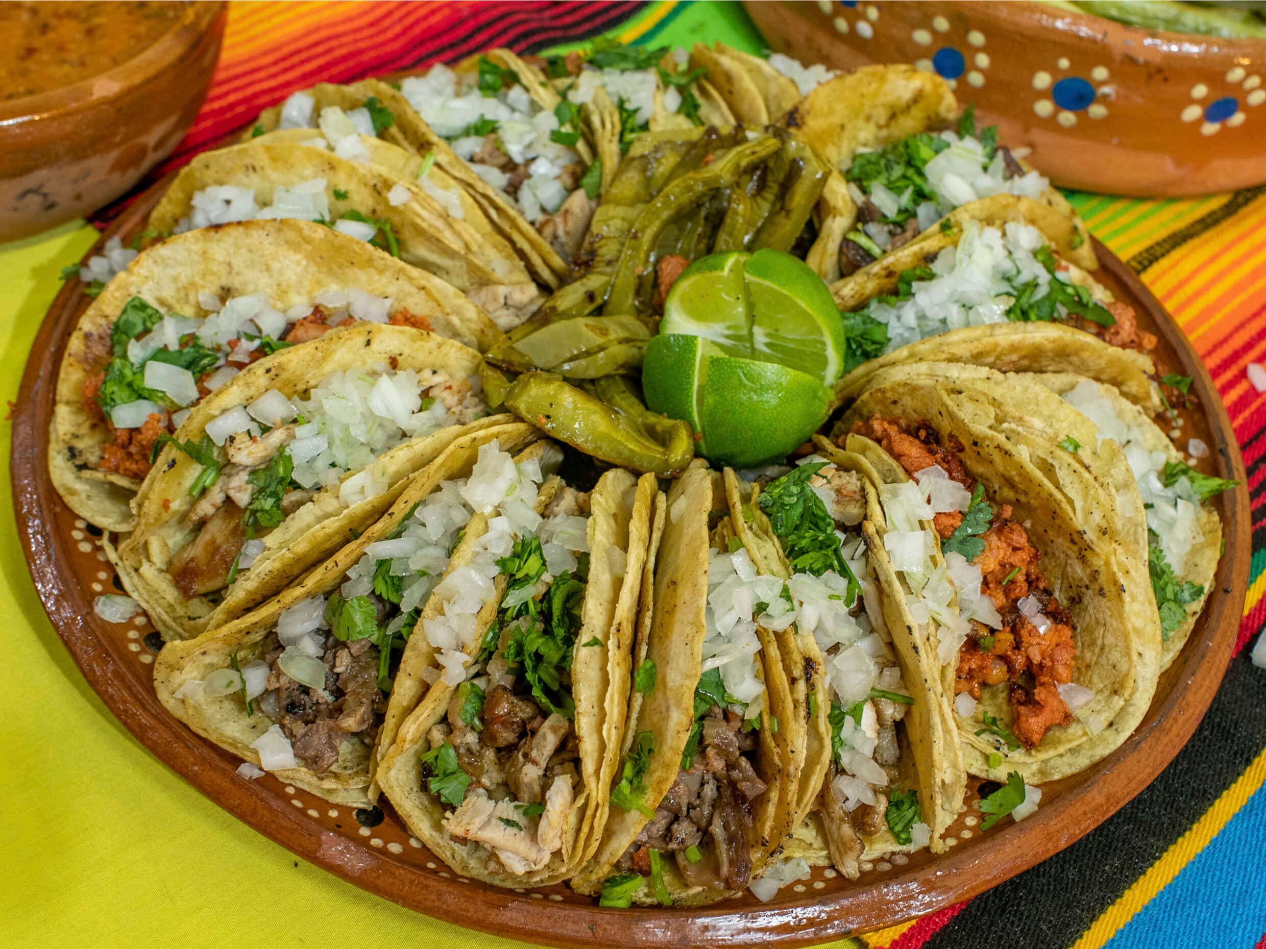 10 Tacos + 1 Refresco o Agua de 355 Ml.