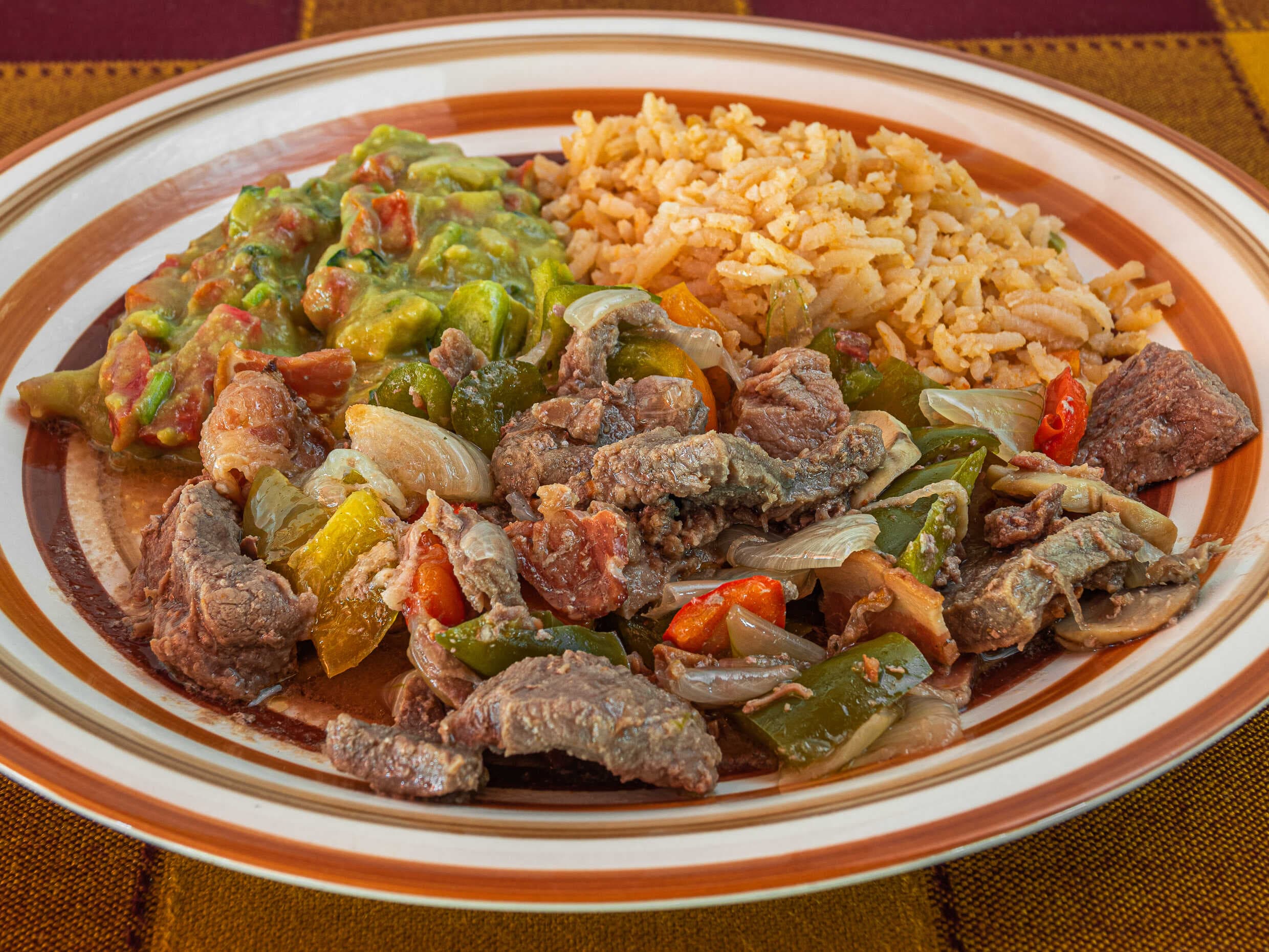 Bistec Encebollado con Rajas