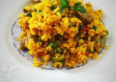 Arroz con Carnes Mixtas y Verduras en Salsa