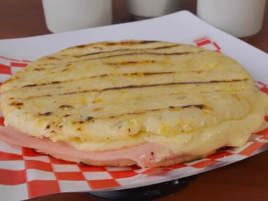 Arepa con Jamón y Queso