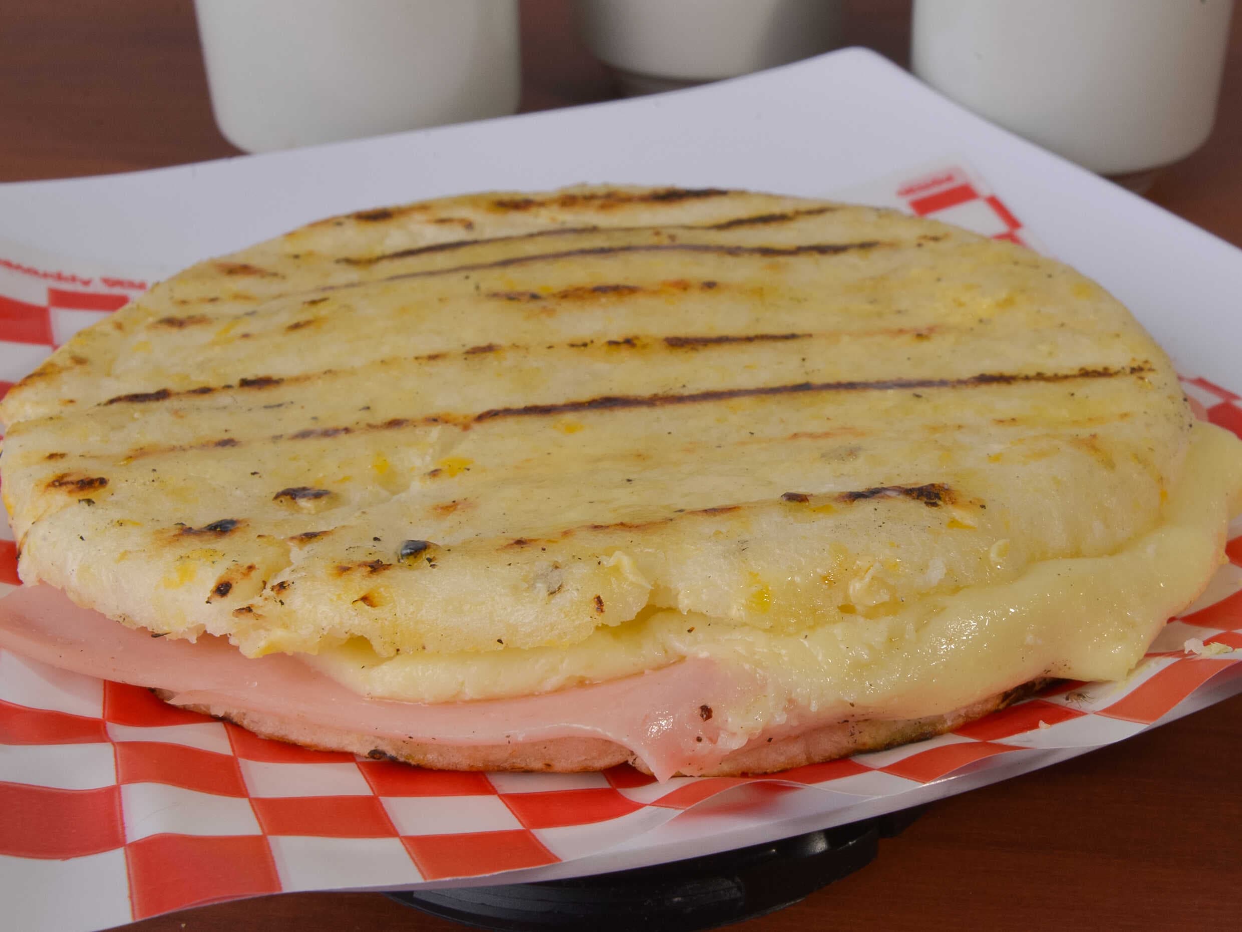 Arepa con Jamón y Queso