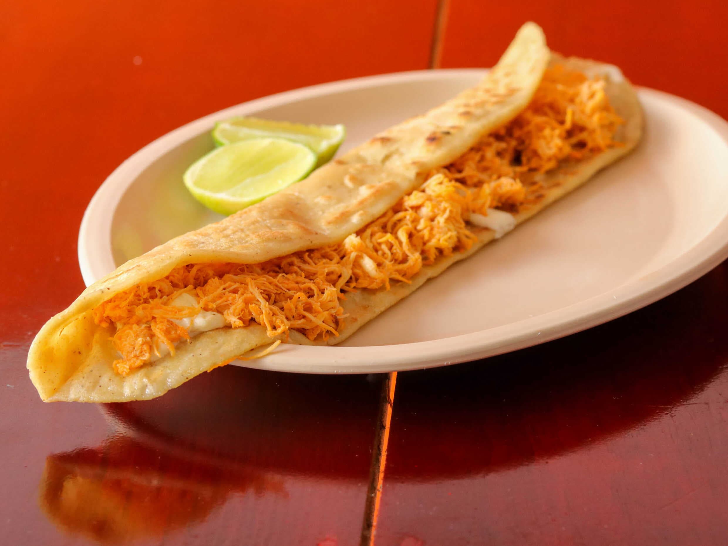 Quesadilla Gigante de Pollo Deshebrado