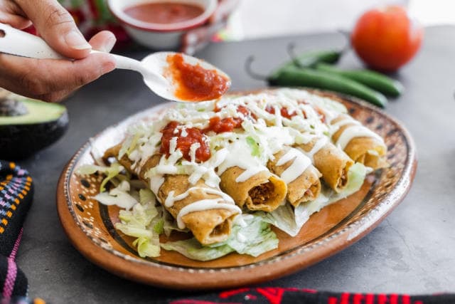 Orden de Tacos Fritos De Pollo 4 Pz