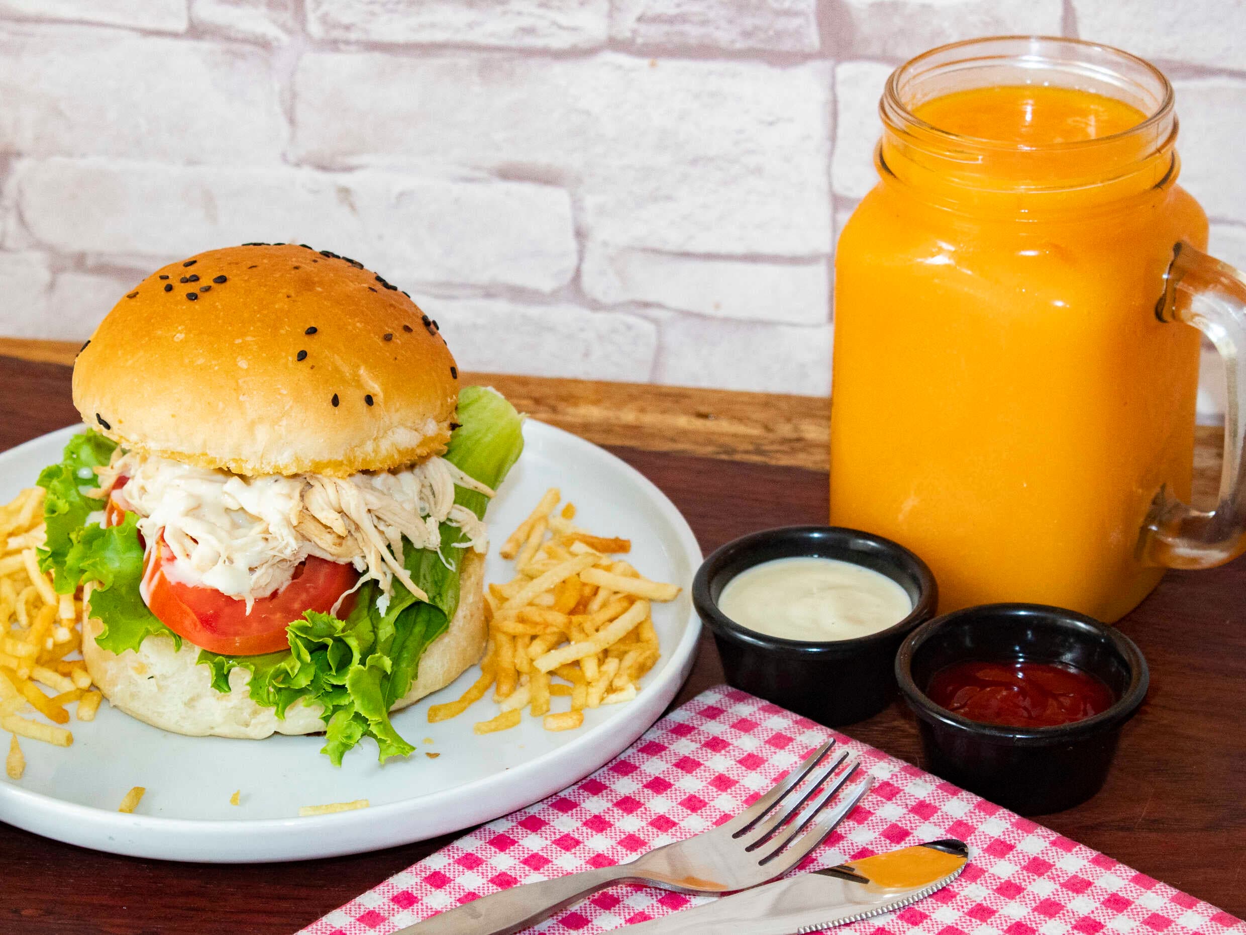 Sánguche de Pollo con Jugo del Día