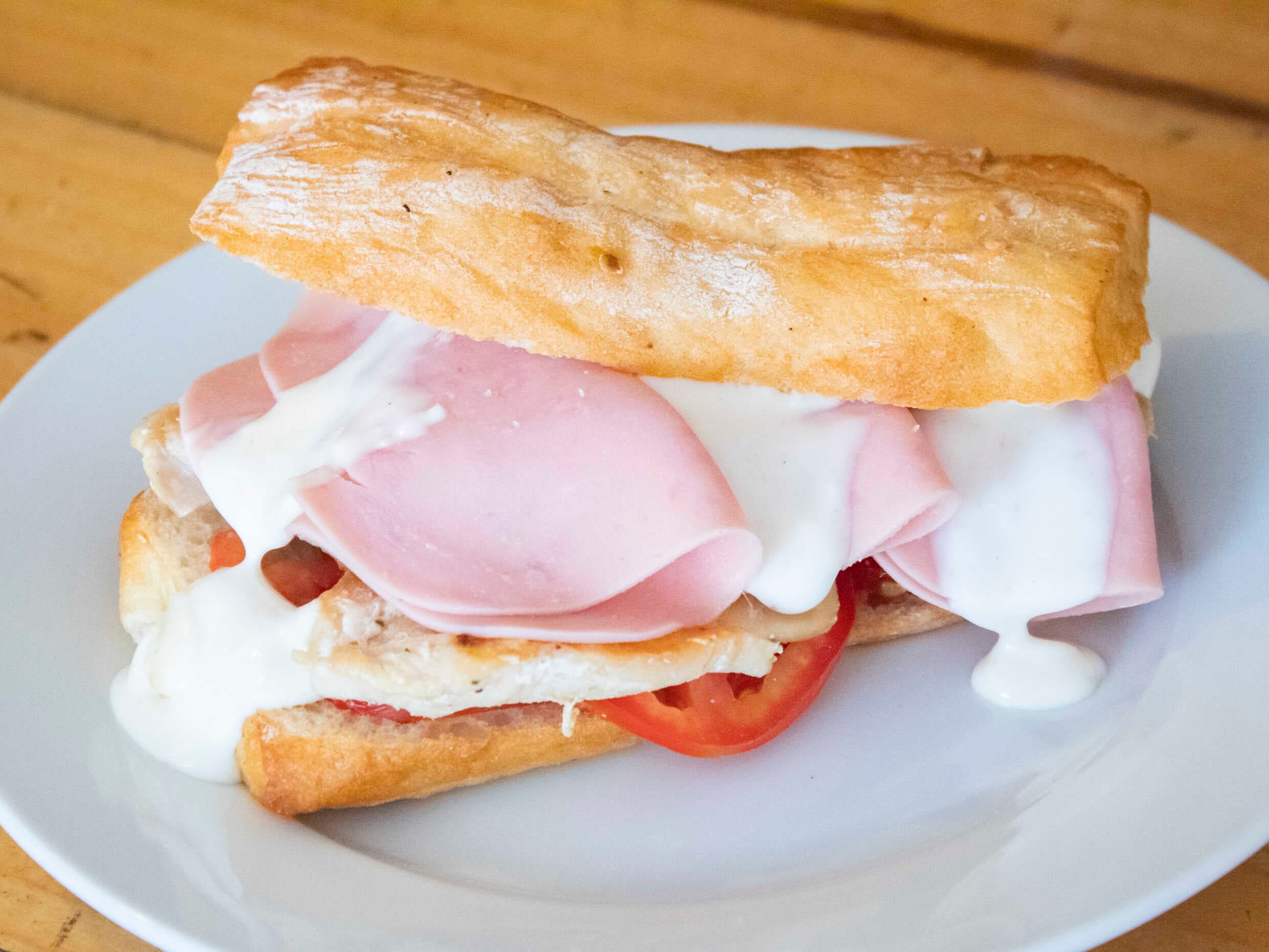 Sándwich de Filete de Pollo en Salsa Blanca