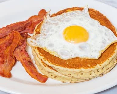 Hot Cakes Tocino y Huevo