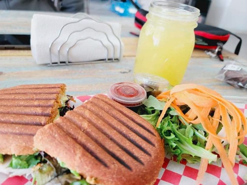 COMBO PANINI, ENSALDA Y AGUA DEL DIA