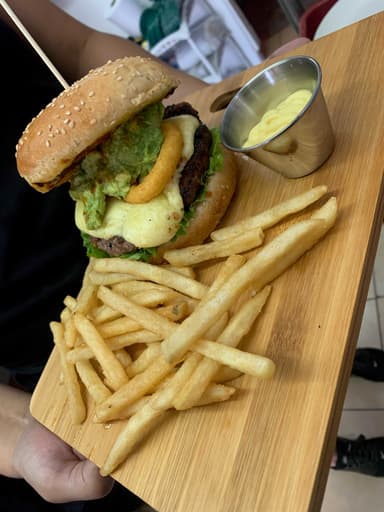Hamburguesa + Palitos de queso