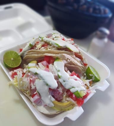 2 Tacos de Pescado y Té de la Casa