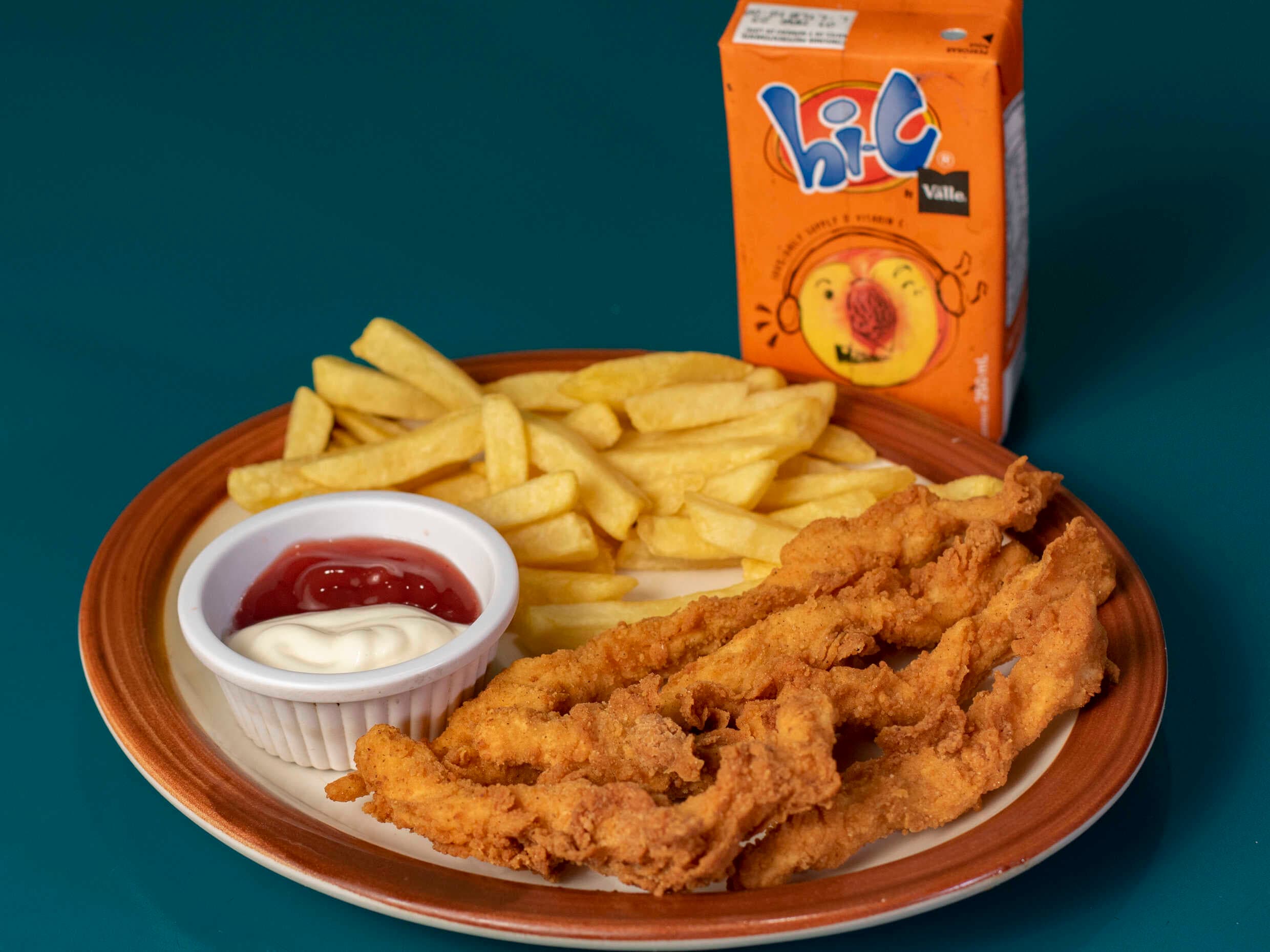 Deditos de Pollo o Pescado con Papas y Jugo