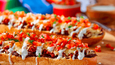 Molletes De Chorizo Con Queso y Refresco
