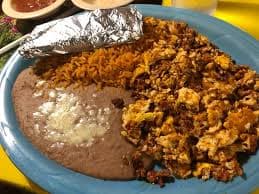 Huevos con Chorizo y un CAFÉ