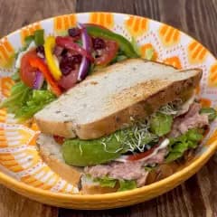 SANDWICH CON ATÚN