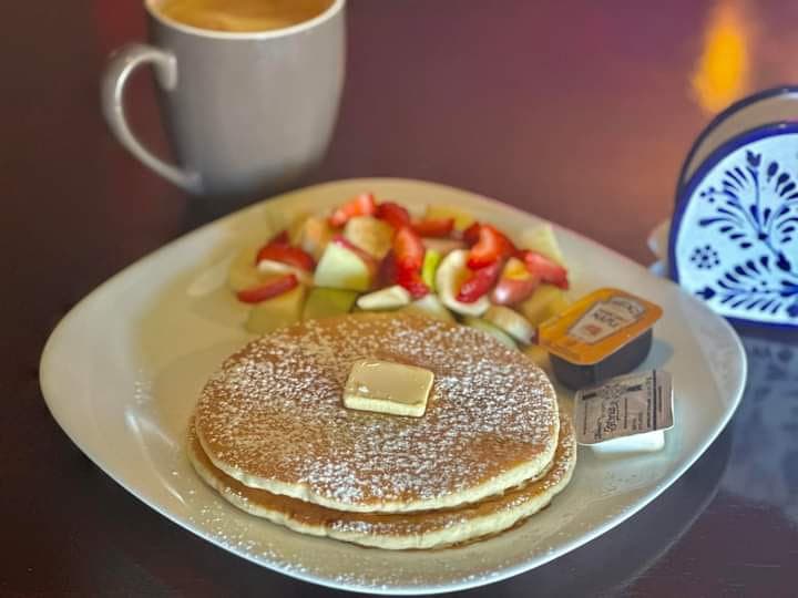 Hot Cakes con Fruta 3 Pzas
