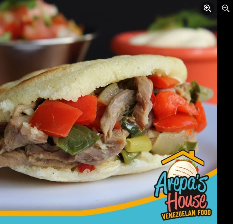 Arepa Carne Mechada o Pollo Mechado