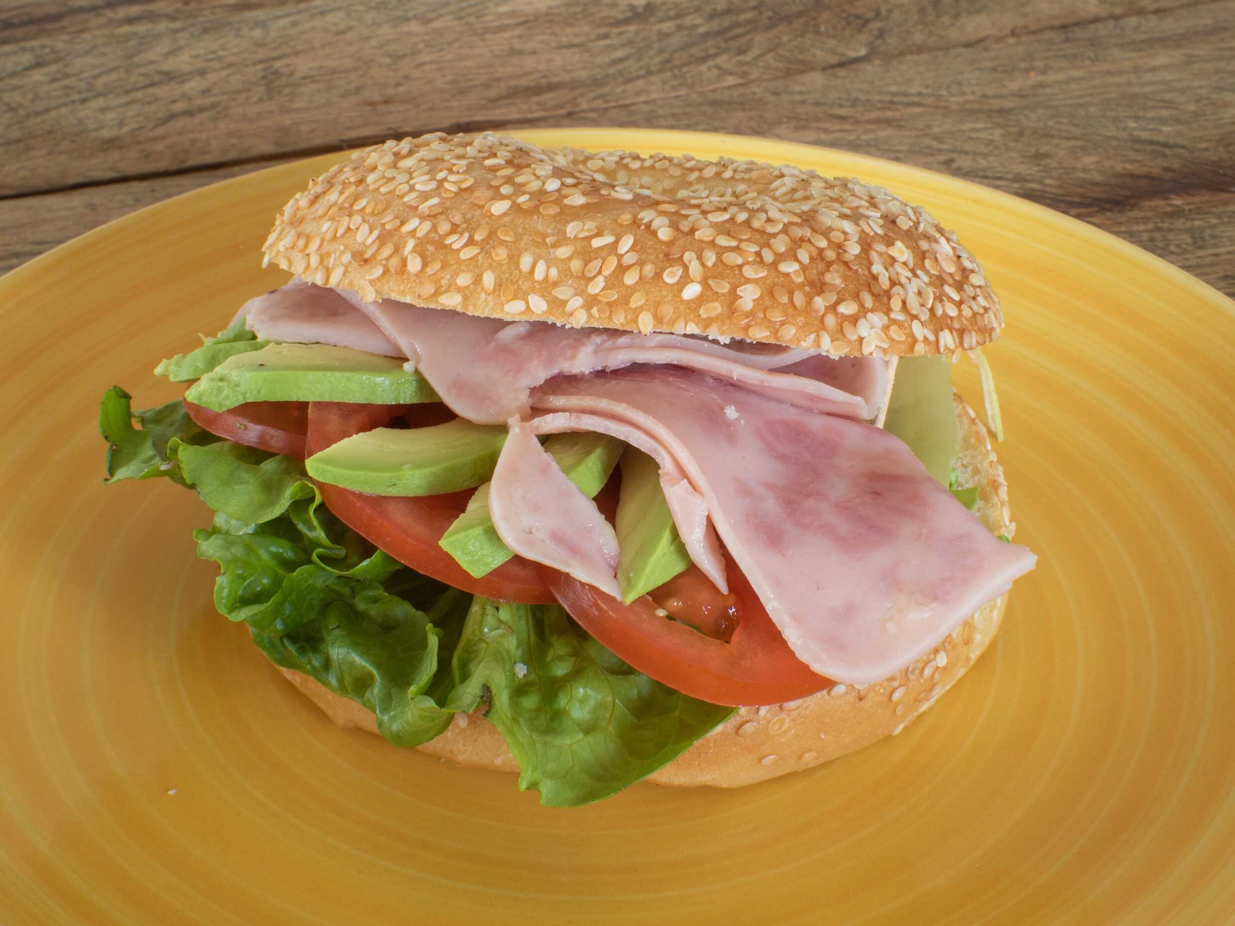 Bagel de jamon de pavo + Café de olla