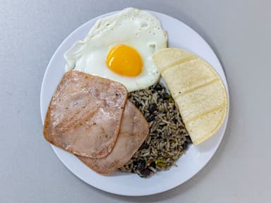 Gallo Pinto Con Huevo y Jamón