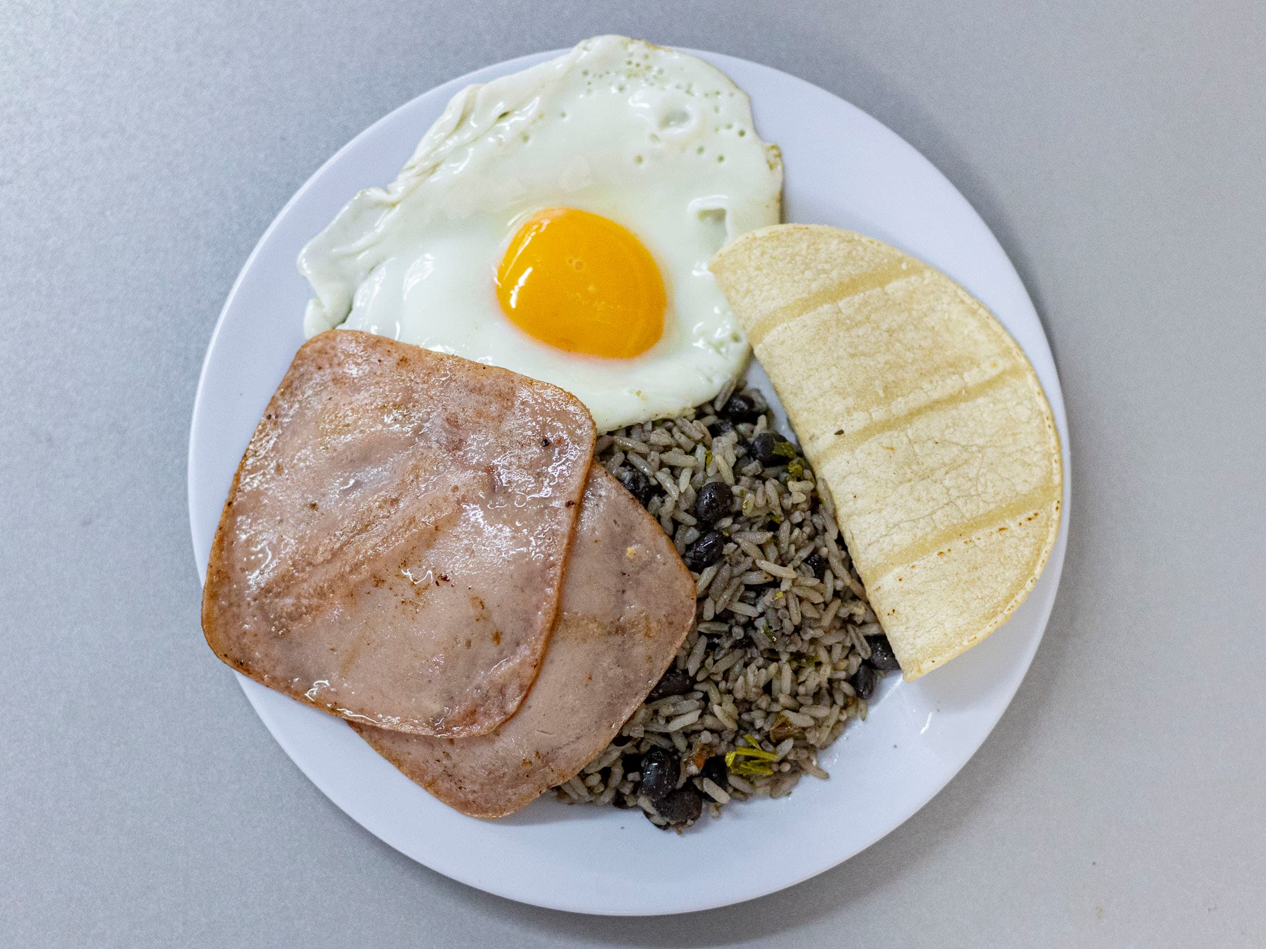 Gallo Pinto Con Huevo y Jamón
