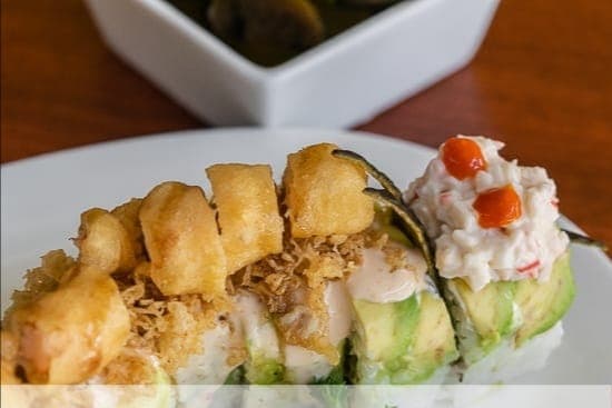 COMBO  DRAGON ROLL+MAR Y TIERRA + COCA COLA