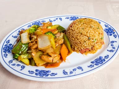Arroz con Carne de Res y Verduras en Salsa