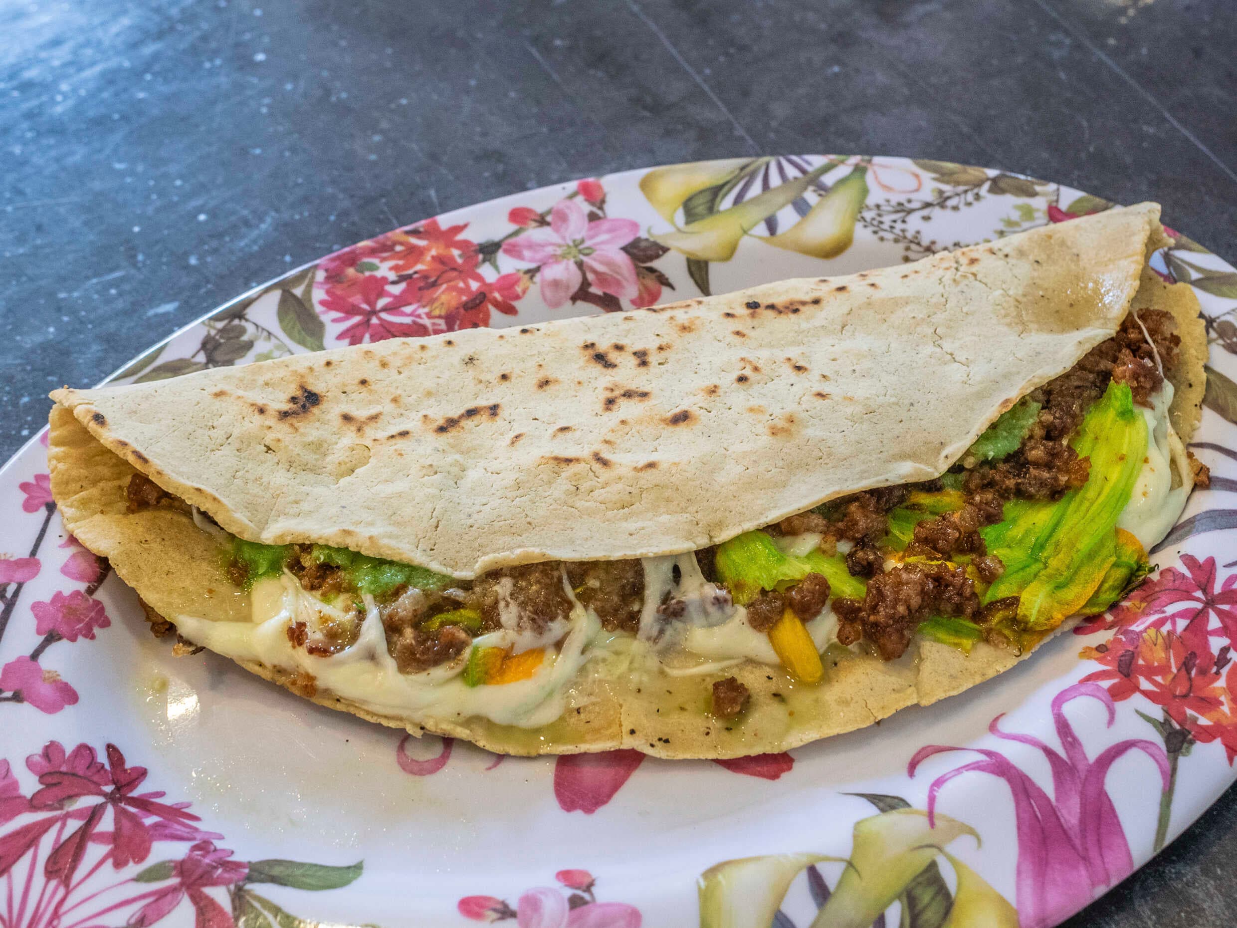 Quesadilla con Flor de Calabaza