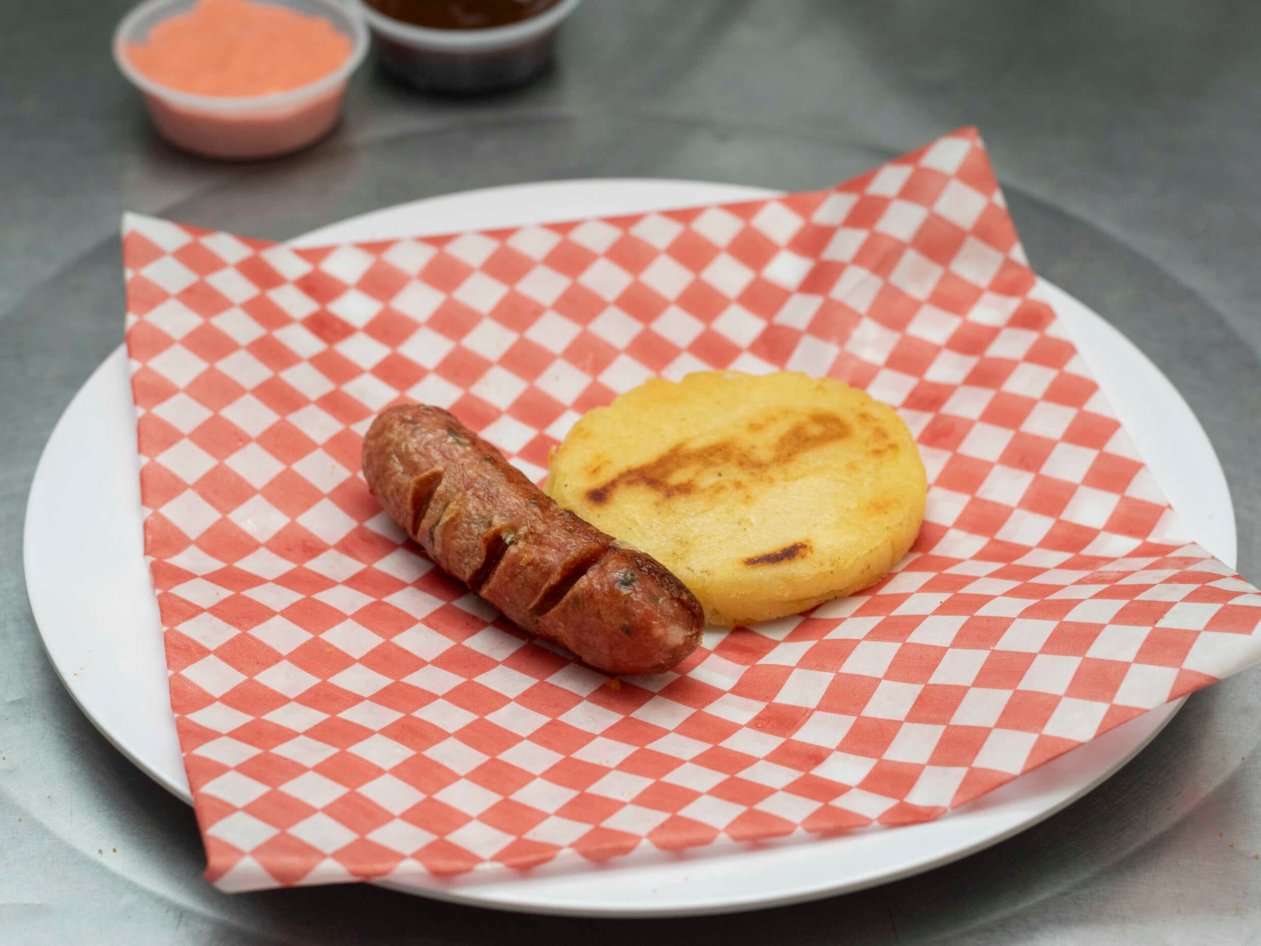 Chorizo de Cerdo con Arepa