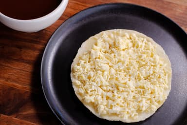 Arepa + Queso Rallado