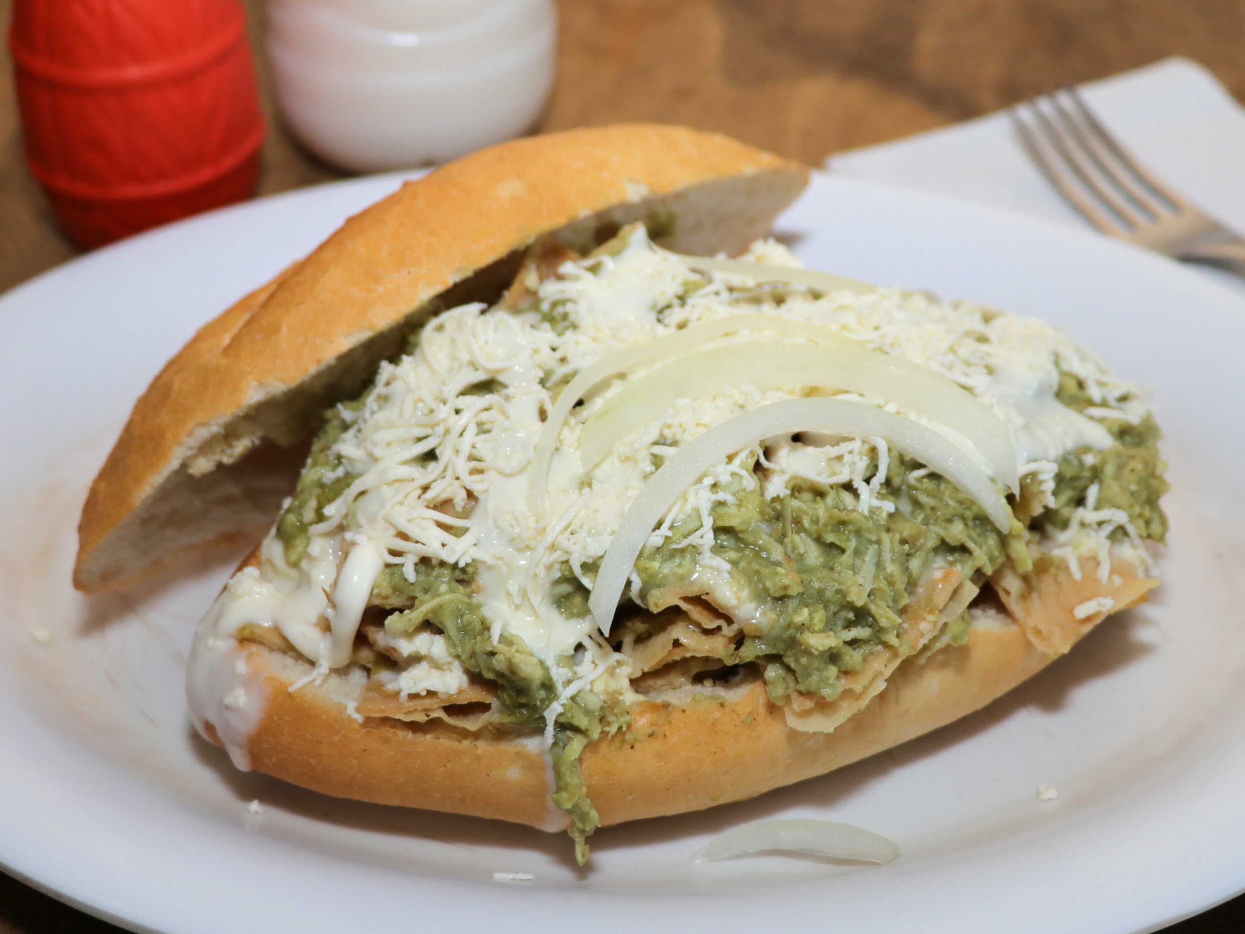 Torta de Chilaquiles Sencilla