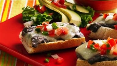 Mollete de Frijoles y Queso