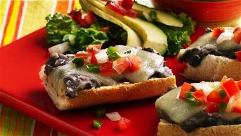 Mollete de Frijoles y Queso