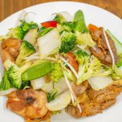 Tallarín con Pollo en Trozos