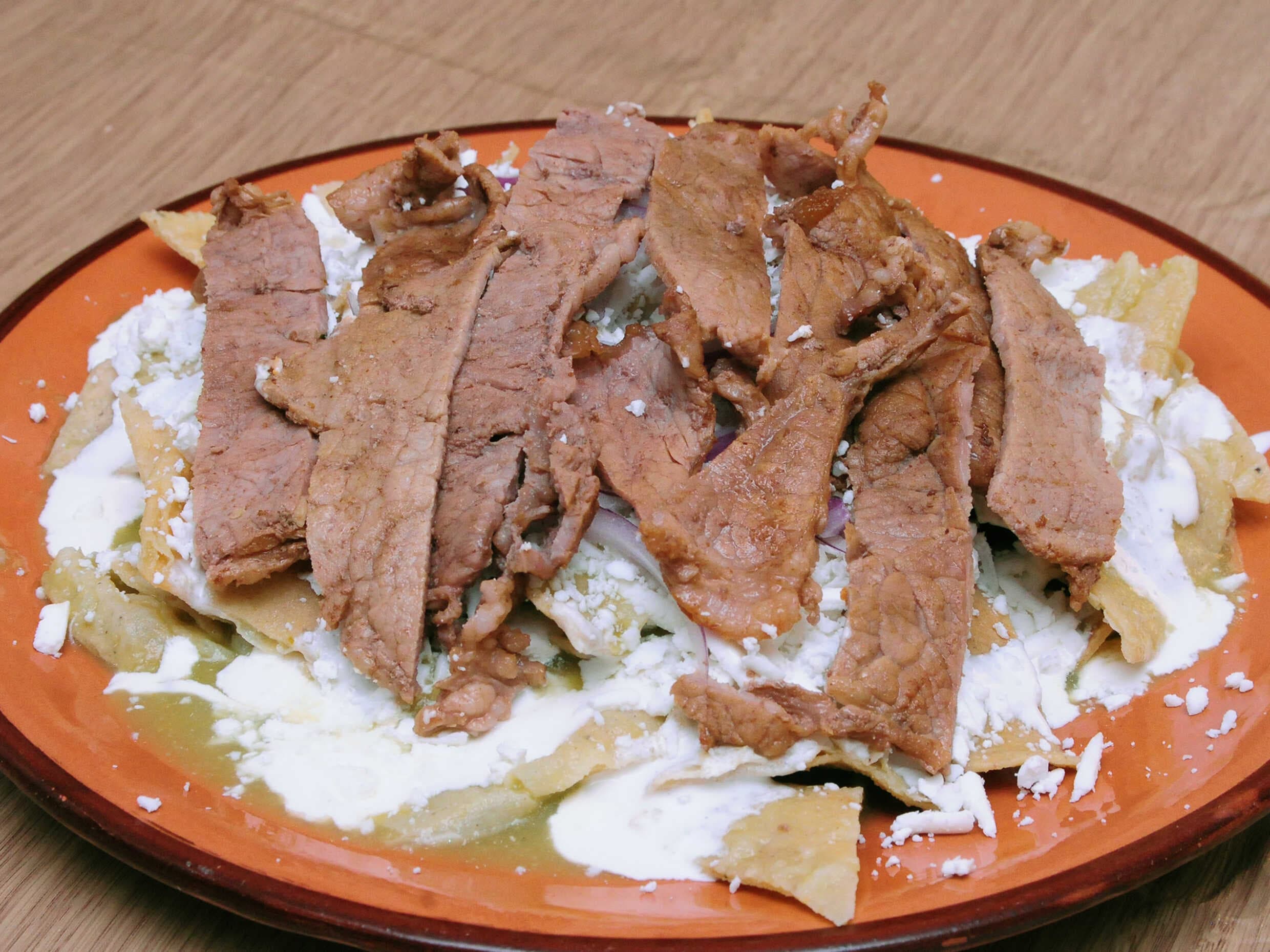 Combo Chilaquiles con Queso y Costilla