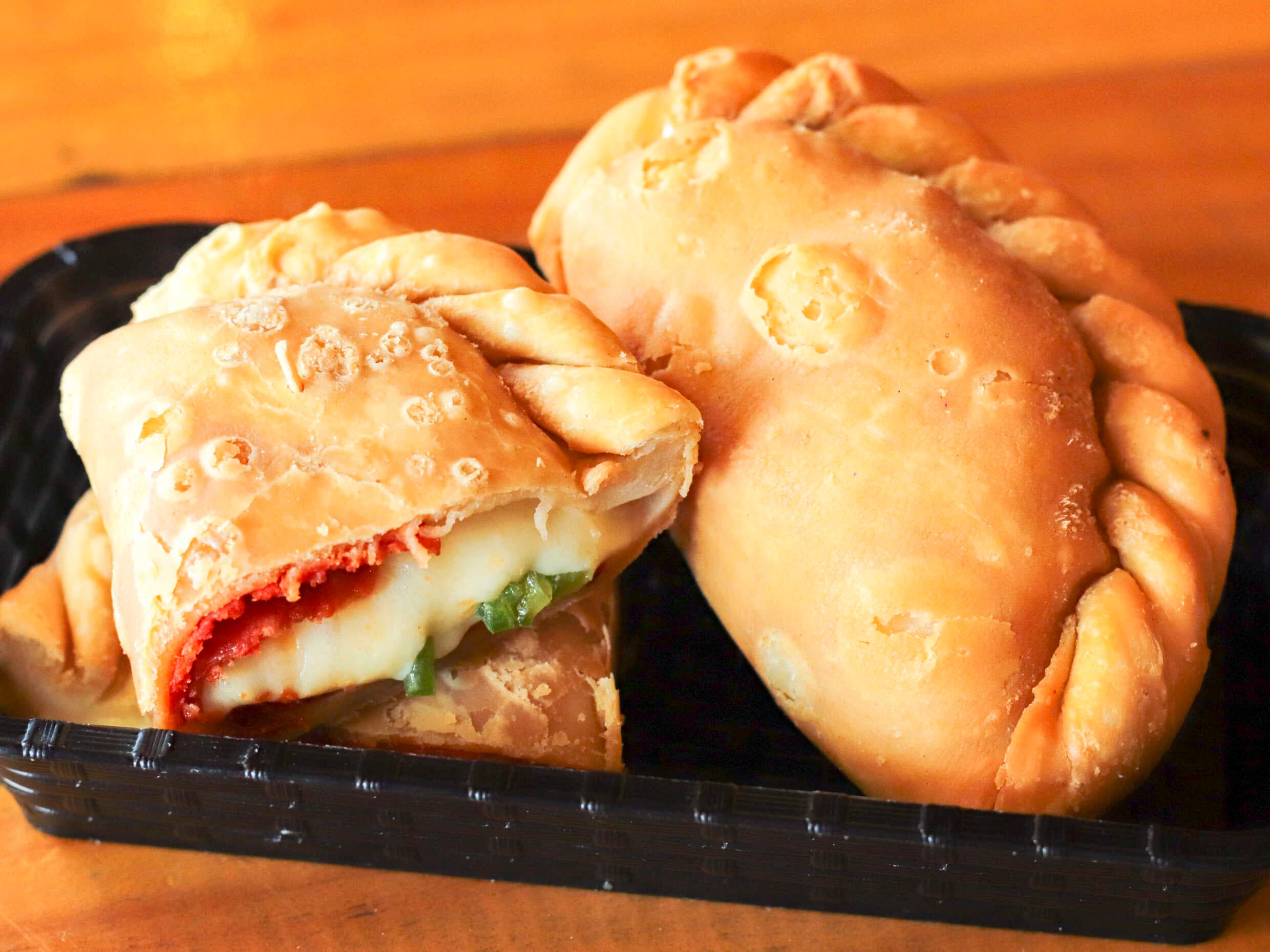 1 Panzerotti +1 Jugo Natural 9oz + 1 Paliqueso