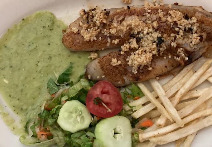 Filete de Pescado al Mojo de Ajo Comida Completa