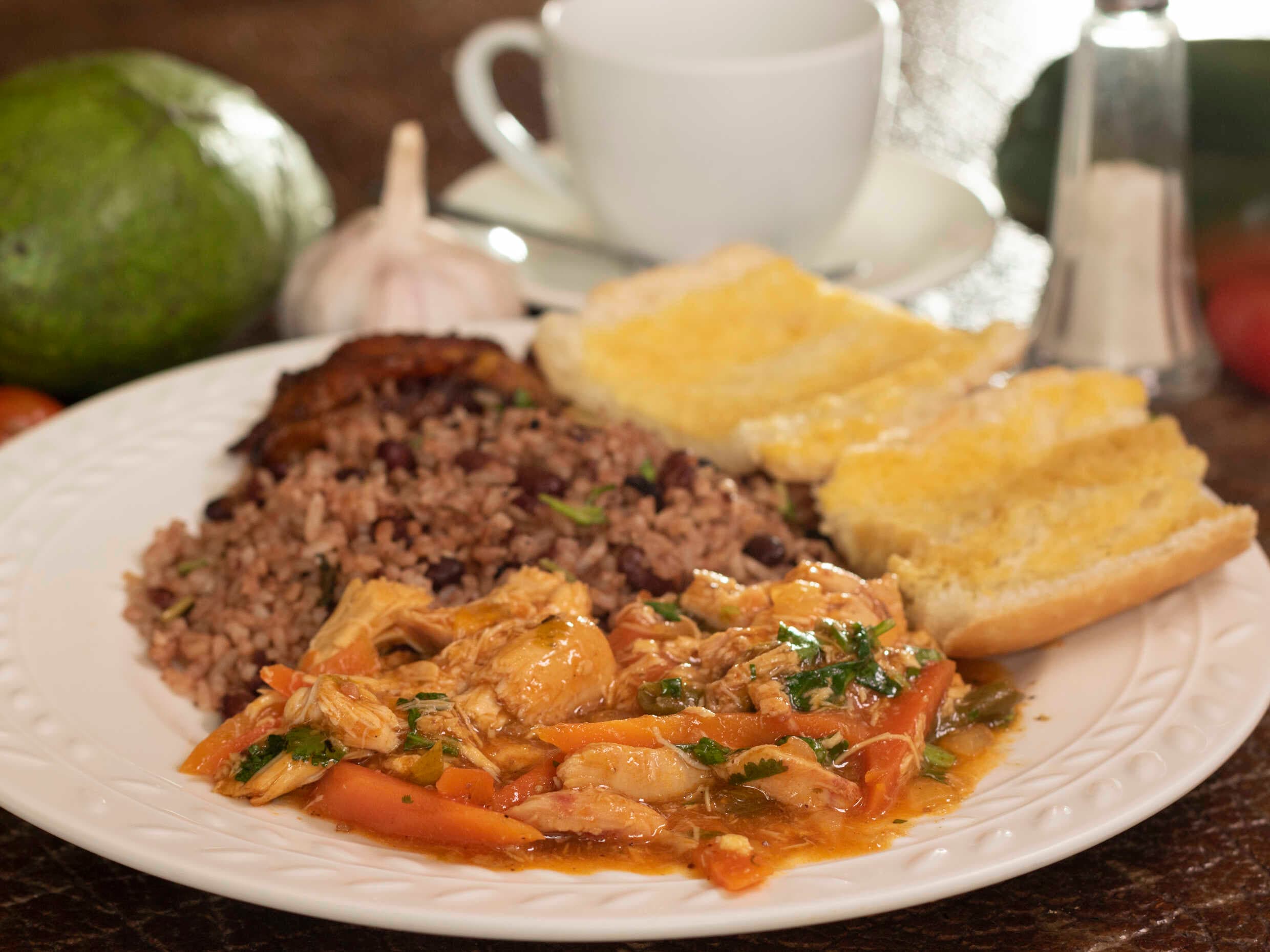 Pinto, Café y  Maduros y carne en salsa más pan