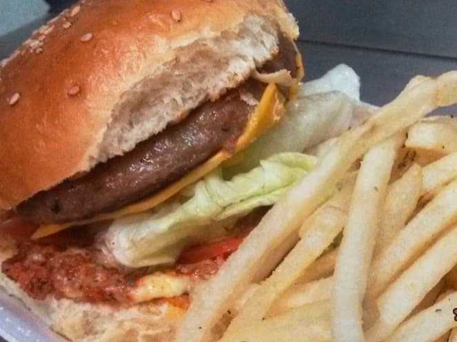Hamburguesa + Papas + Agua del Dia