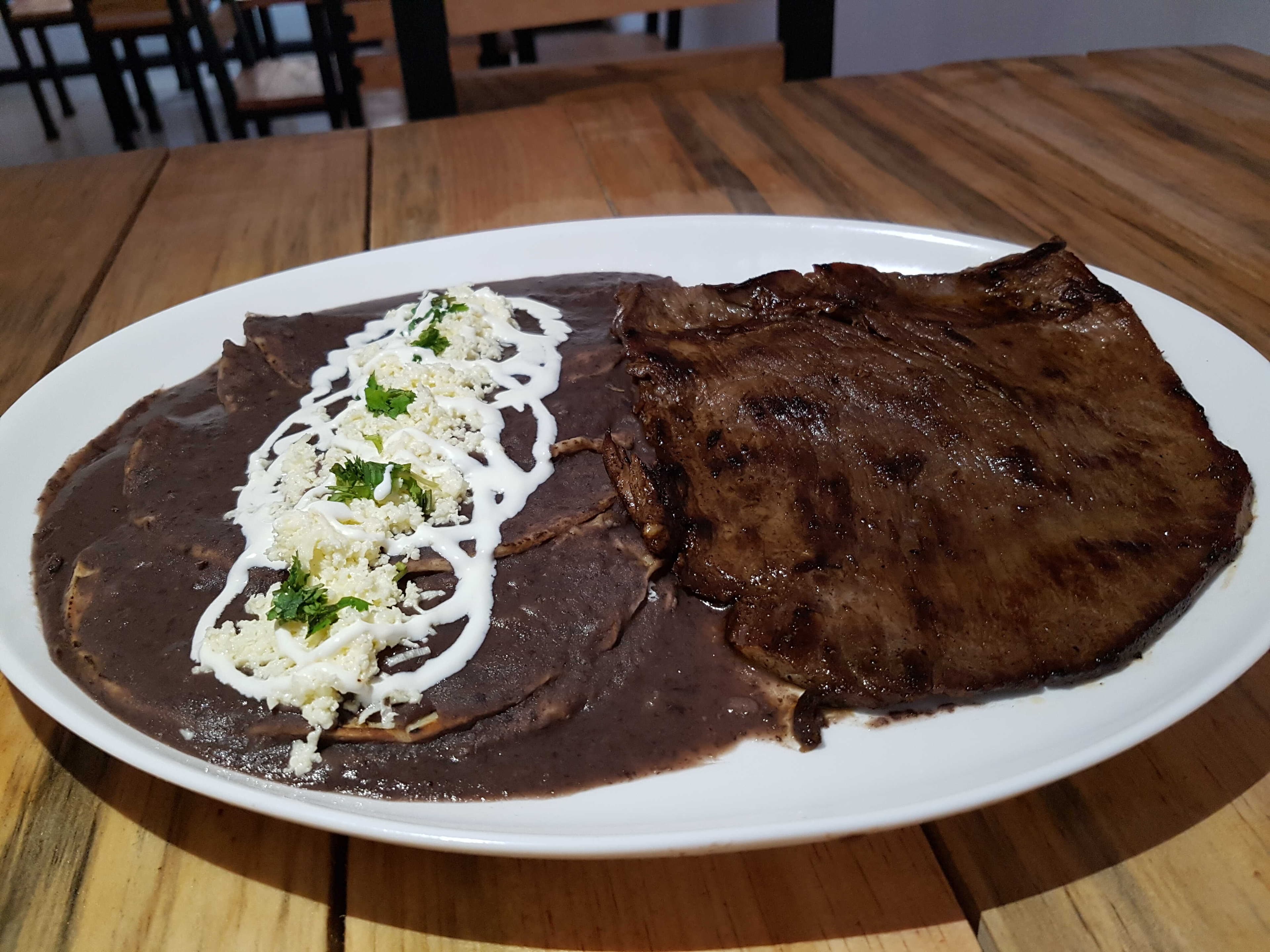 Cecina con enfrijoladas