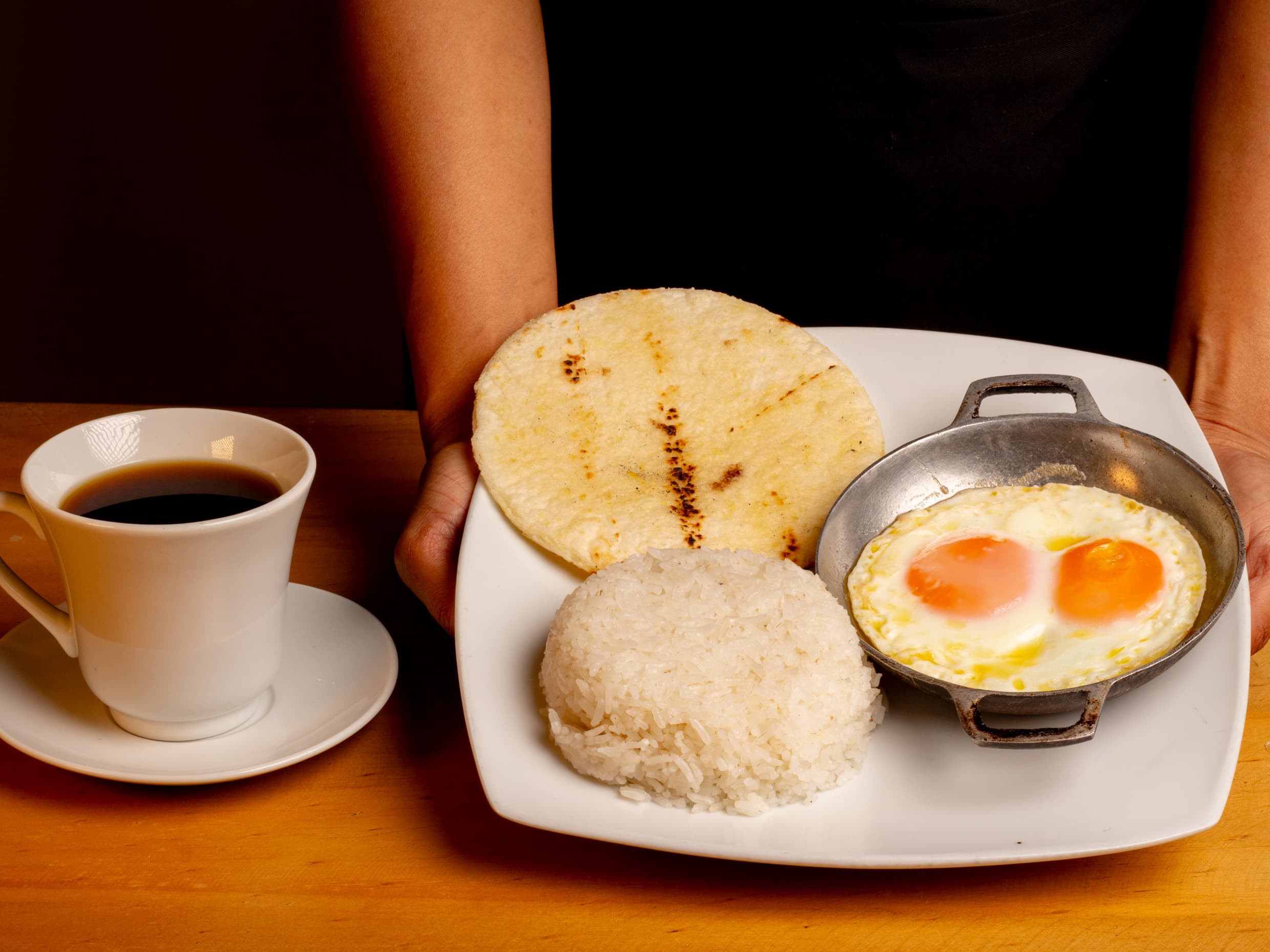 Huevos al Gusto (Arroz y Arepa) + Bebida