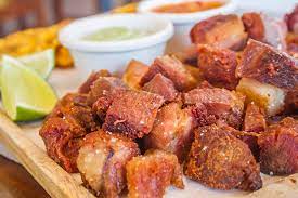 Chicharrón yucas y ensaladas