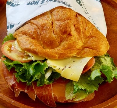 Croissant de jamón serrano