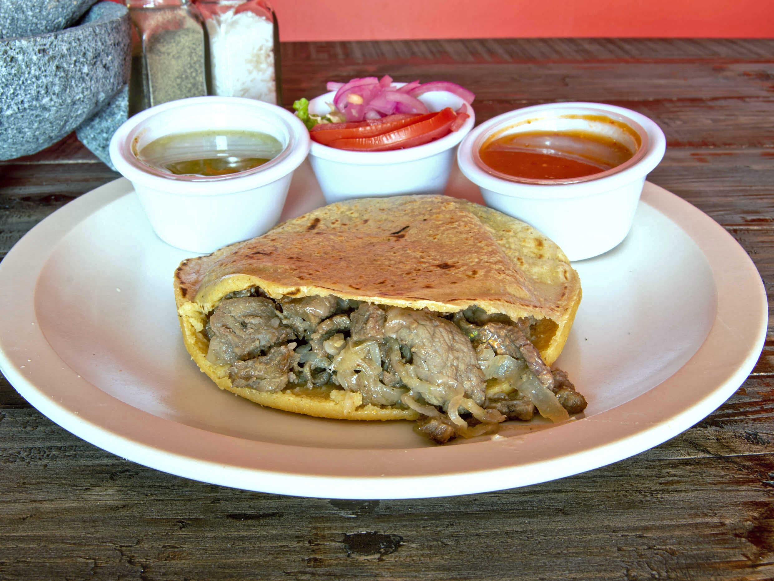 Gordita De Bisteck Encebollado