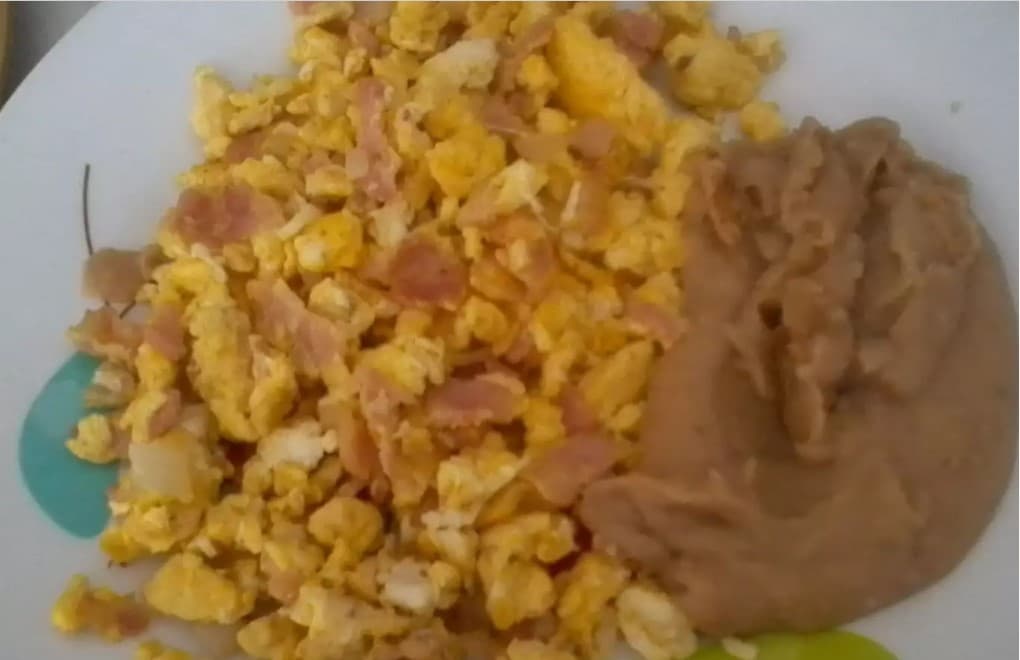 Huevos con tocino