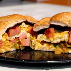 Salchicha con huevo