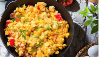 Huevos Pericos Rancheros + Bebida