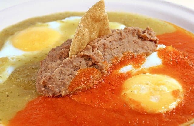 Huevos Divorciados con Chilaquiles