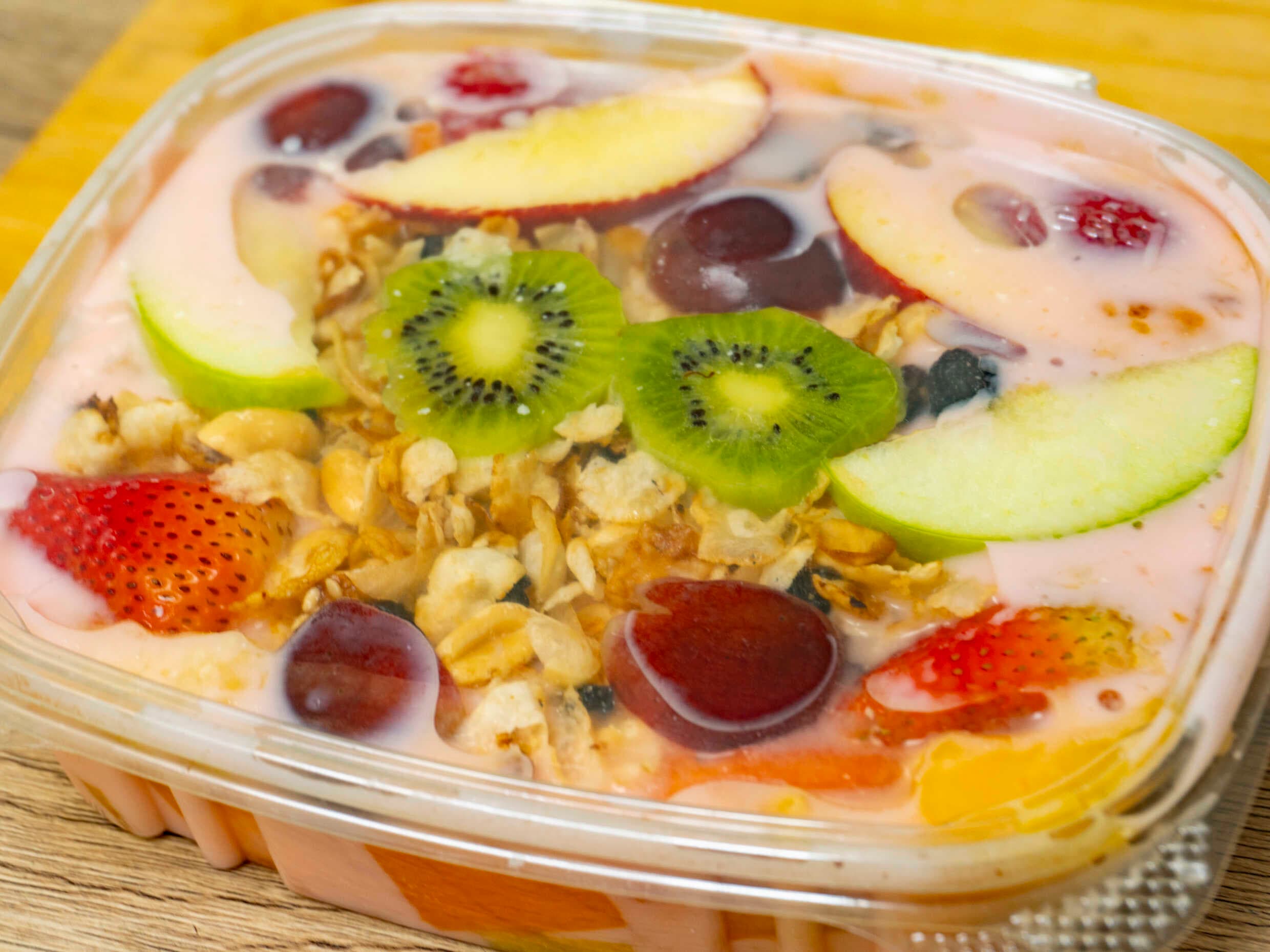Ensalada Yogurt  Fresa y Granola X 16 Onzas